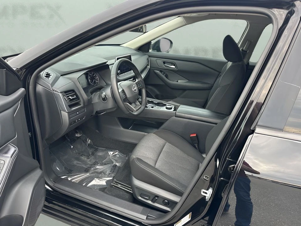 2025 Nissan Rogue - Image 9 of 21