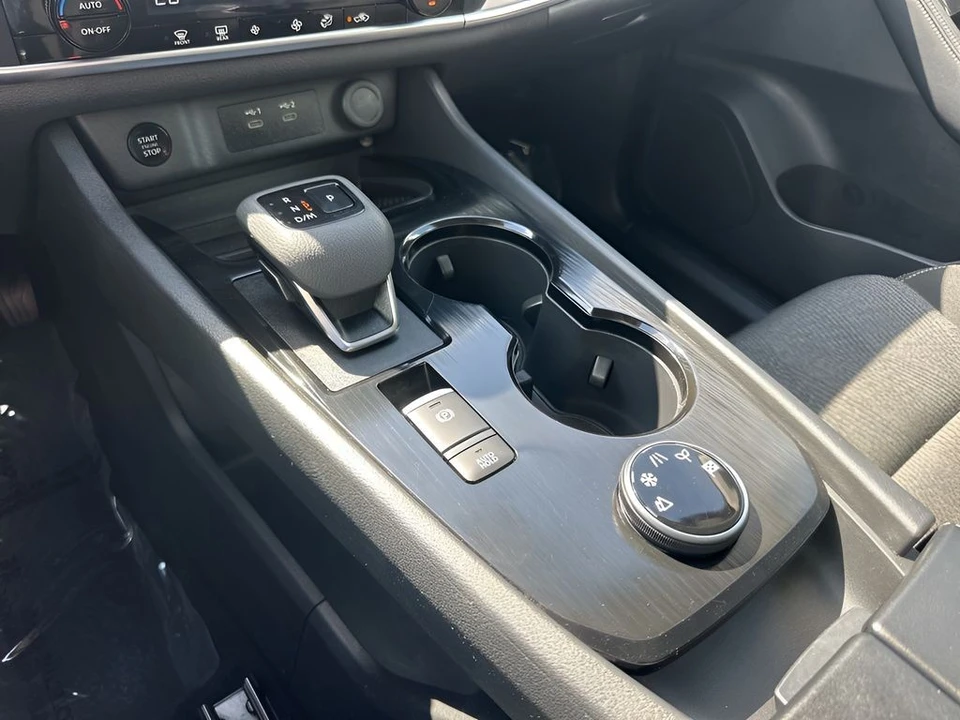 2025 Nissan Rogue - Image 16 of 21