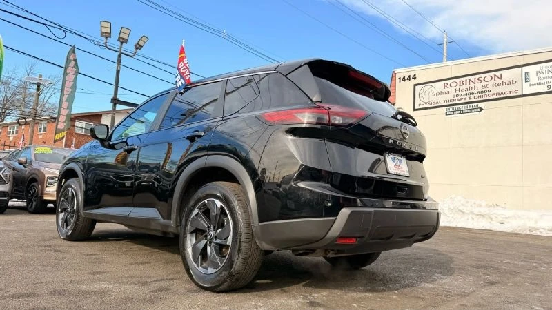 2025 Nissan Rogue - Image 8 of 12