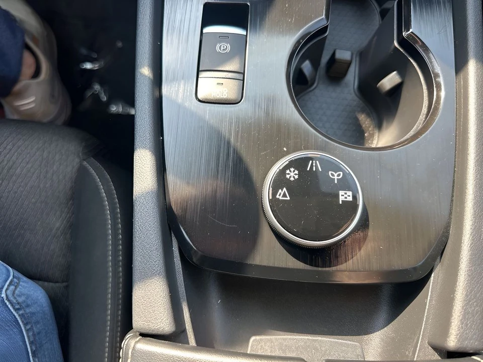 2025 Nissan Rogue - Image 17 of 21