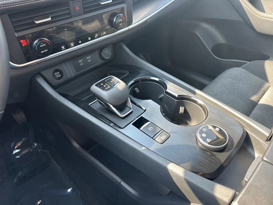 2025 Nissan Rogue - Image 16 of 21