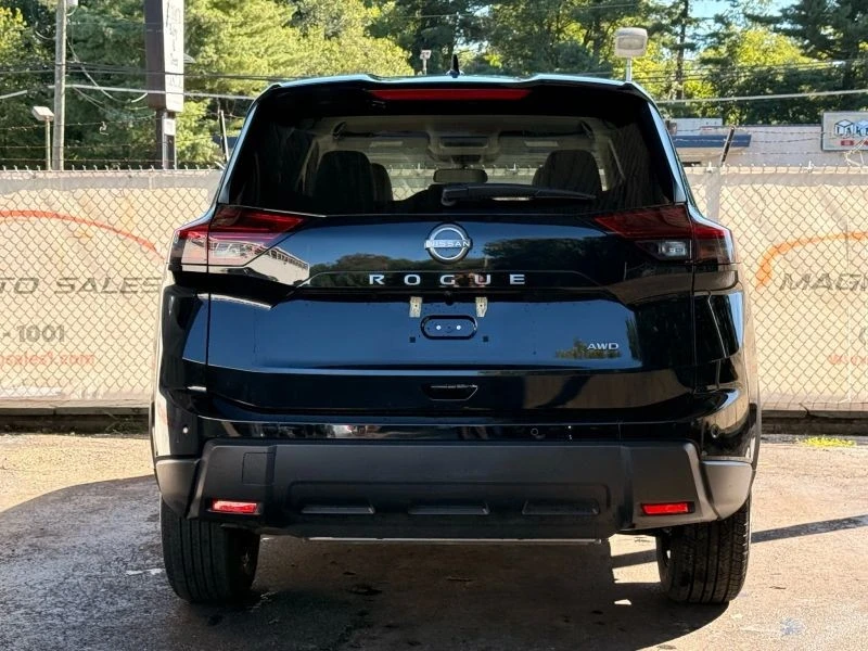 2025 Nissan Rogue - Image 10 of 12