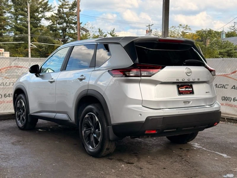 2025 Nissan Rogue - Image 11 of 12