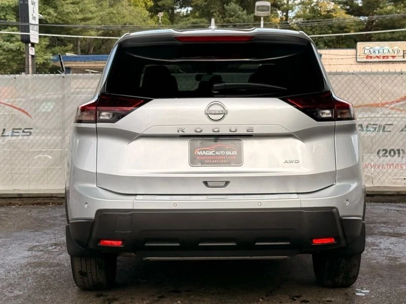 2025 Nissan Rogue - Image 10 of 12