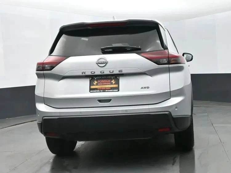 2025 Nissan Rogue - Image 8 of 12