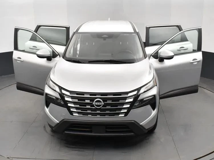 2025 Nissan Rogue - Image 10 of 12