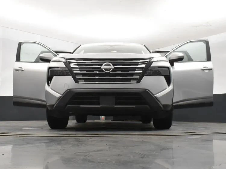 2025 Nissan Rogue - Image 11 of 12