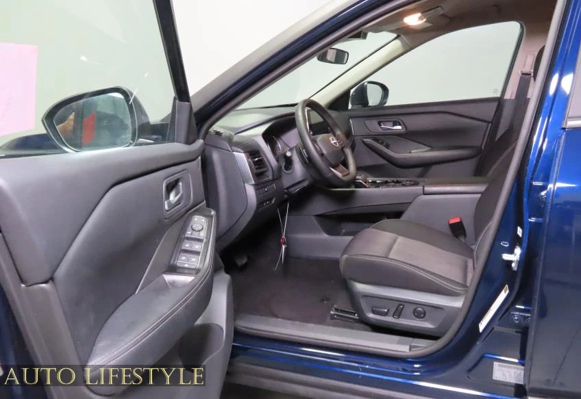 2025 Nissan Rogue - Image 19 of 21
