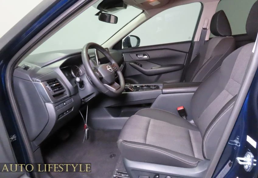 2025 Nissan Rogue - Image 18 of 21