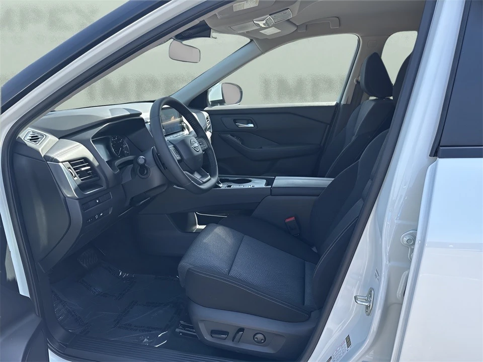 2025 Nissan Rogue - Image 9 of 12