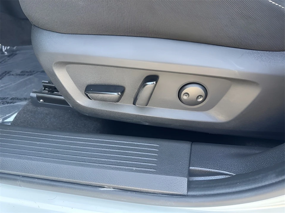 2025 Nissan Rogue - Image 10 of 12