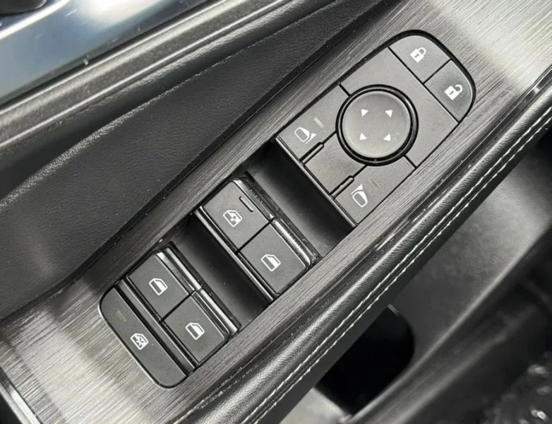 2025 Nissan Rogue - Image 7 of 12