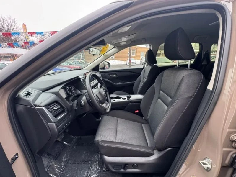 2025 Nissan Rogue - Image 9 of 12