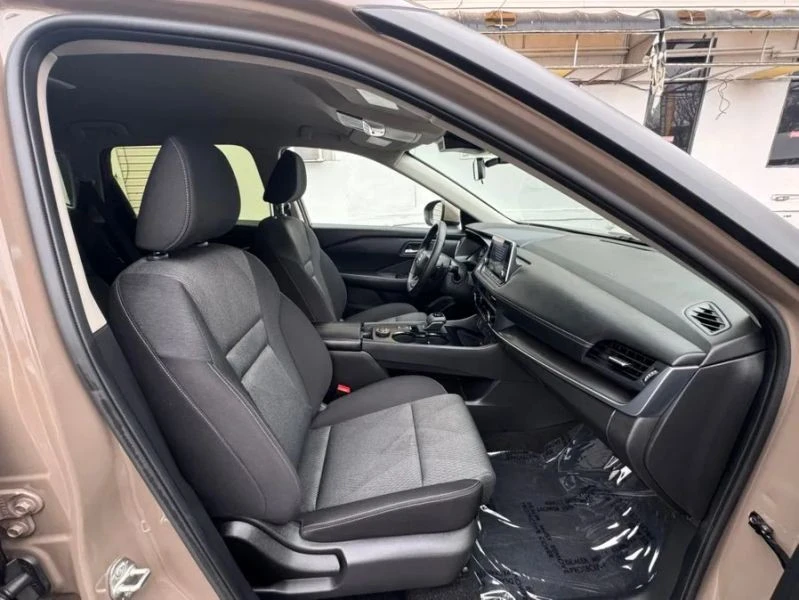 2025 Nissan Rogue - Image 10 of 12