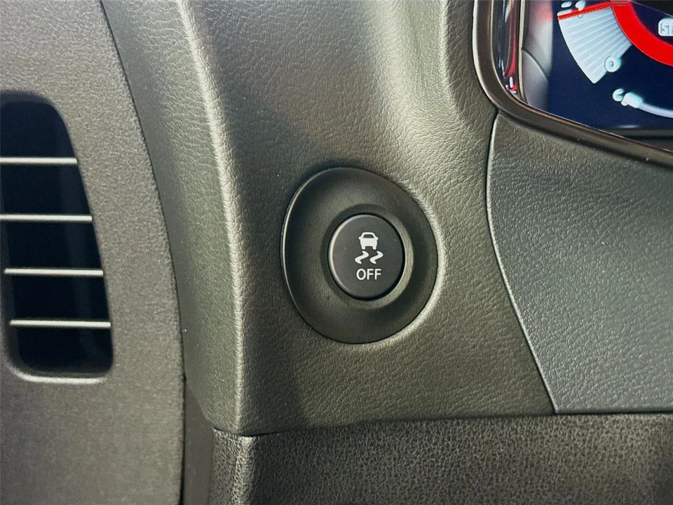 2025 Nissan Z - Image 8 of 31