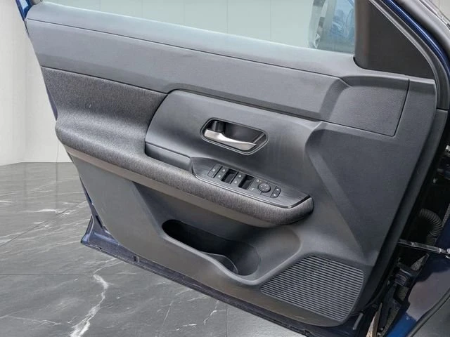 2025 Nissan Kicks - Image 15 of 20