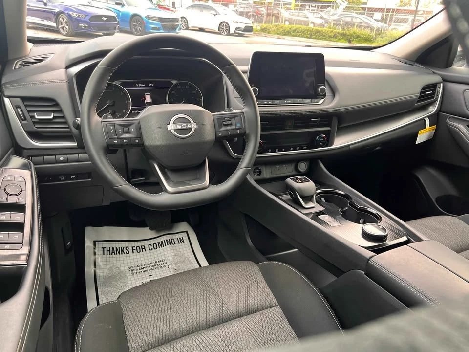2025 Nissan Rogue - Image 8 of 10