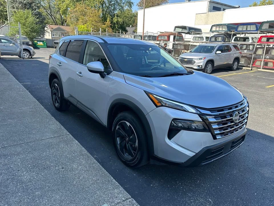 2025 Nissan Rogue - Image 8 of 19