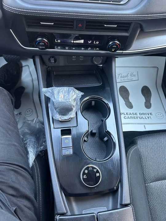 2025 Nissan Rogue - Image 18 of 19
