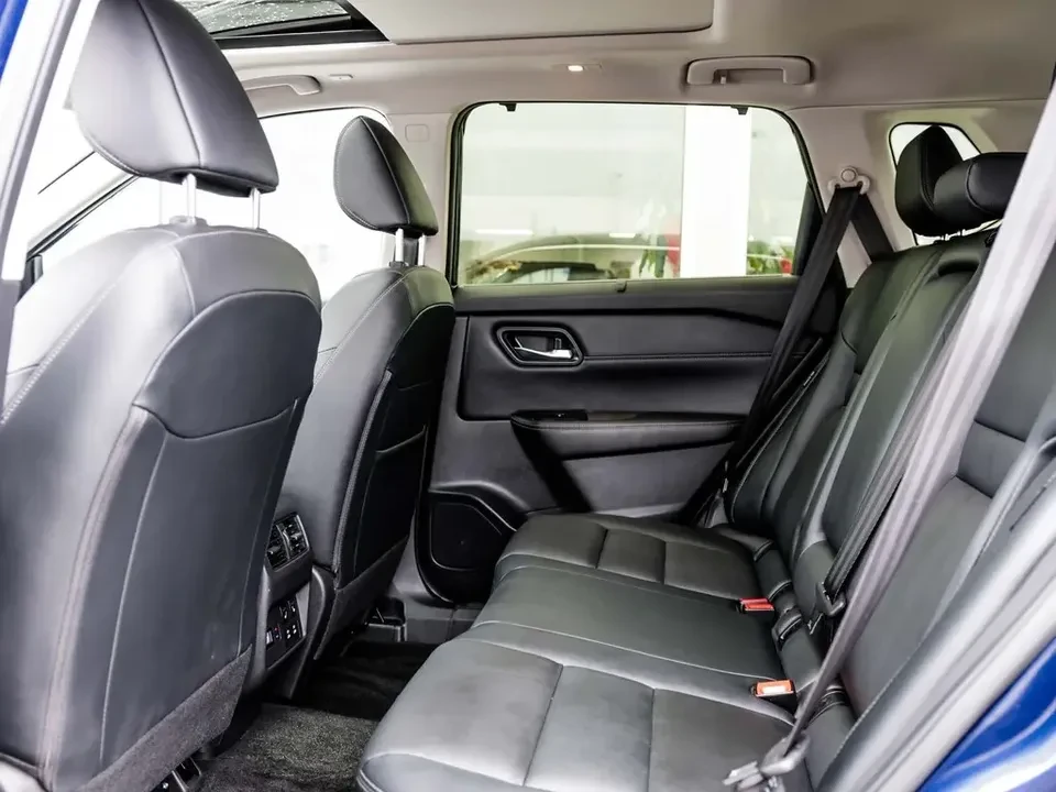 2025 Nissan Rogue - Image 5 of 7