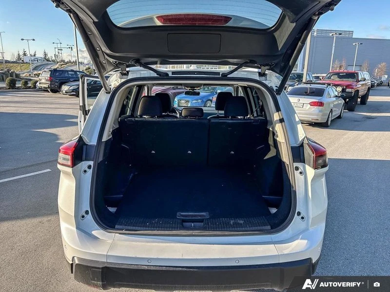 2025 Nissan Rogue - Image 15 of 20