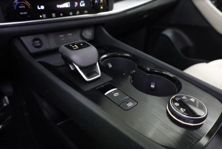 2025 Nissan Rogue - Image 10 of 13