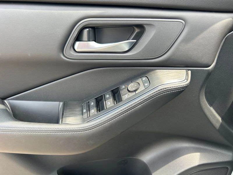 2025 Nissan Rogue - Image 12 of 15