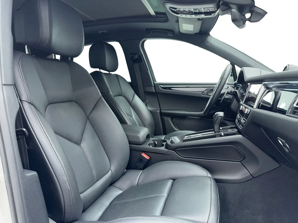 2025 Porsche Macan Electric - Image 18 of 21