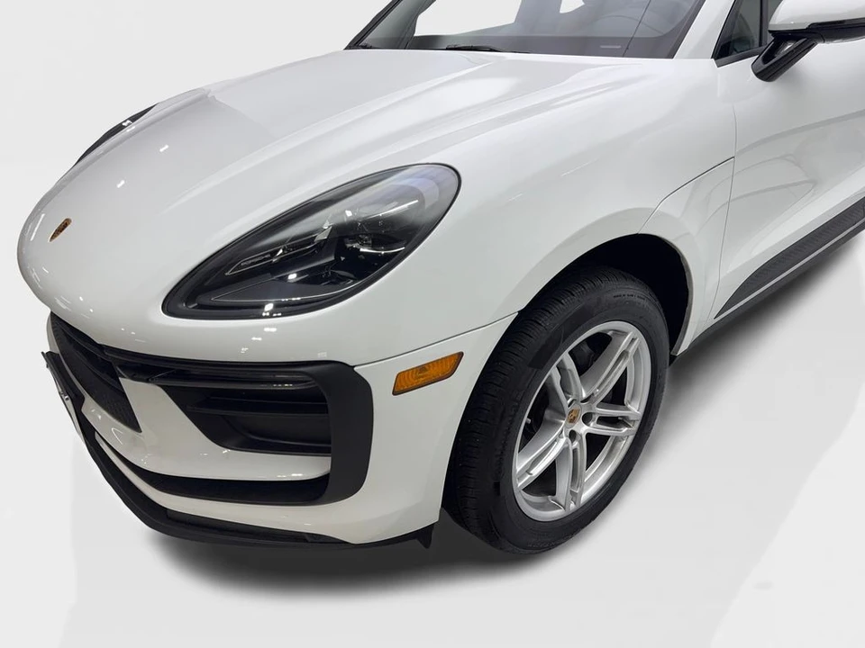 2025 Porsche Macan T - Image 18 of 21