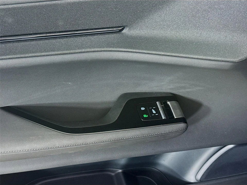 2025 Polestar 3 - Image 17 of 21