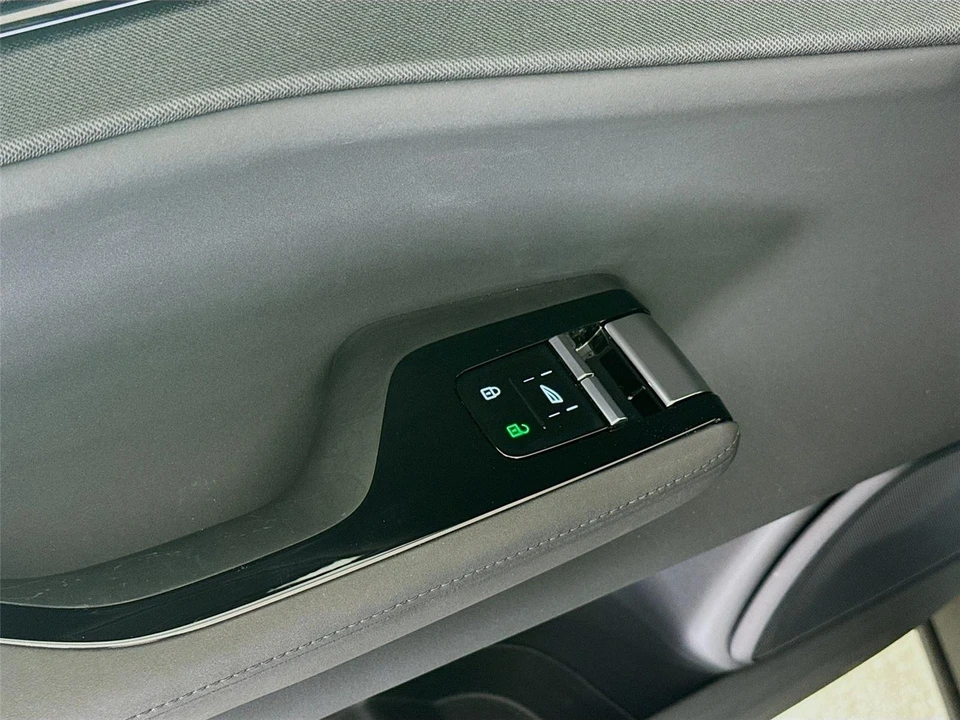 2025 Polestar 3 - Image 8 of 11