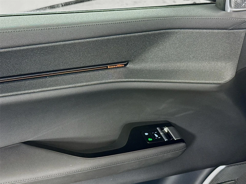 2025 Polestar 3 - Image 16 of 21