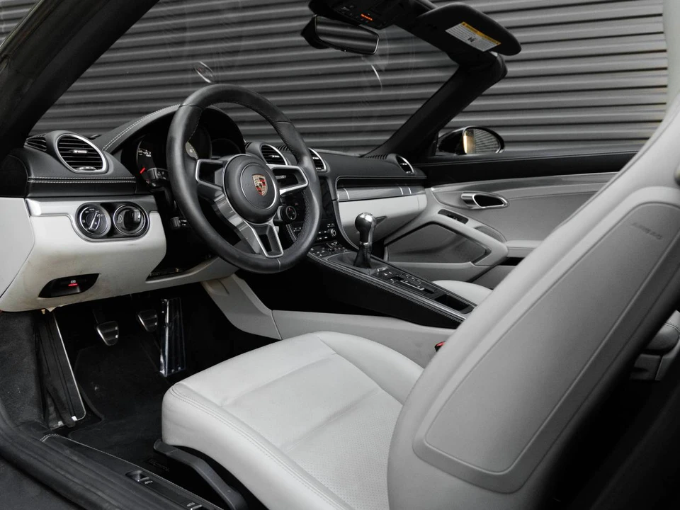 2025 Porsche 718 Boxster S - Image 4 of 5