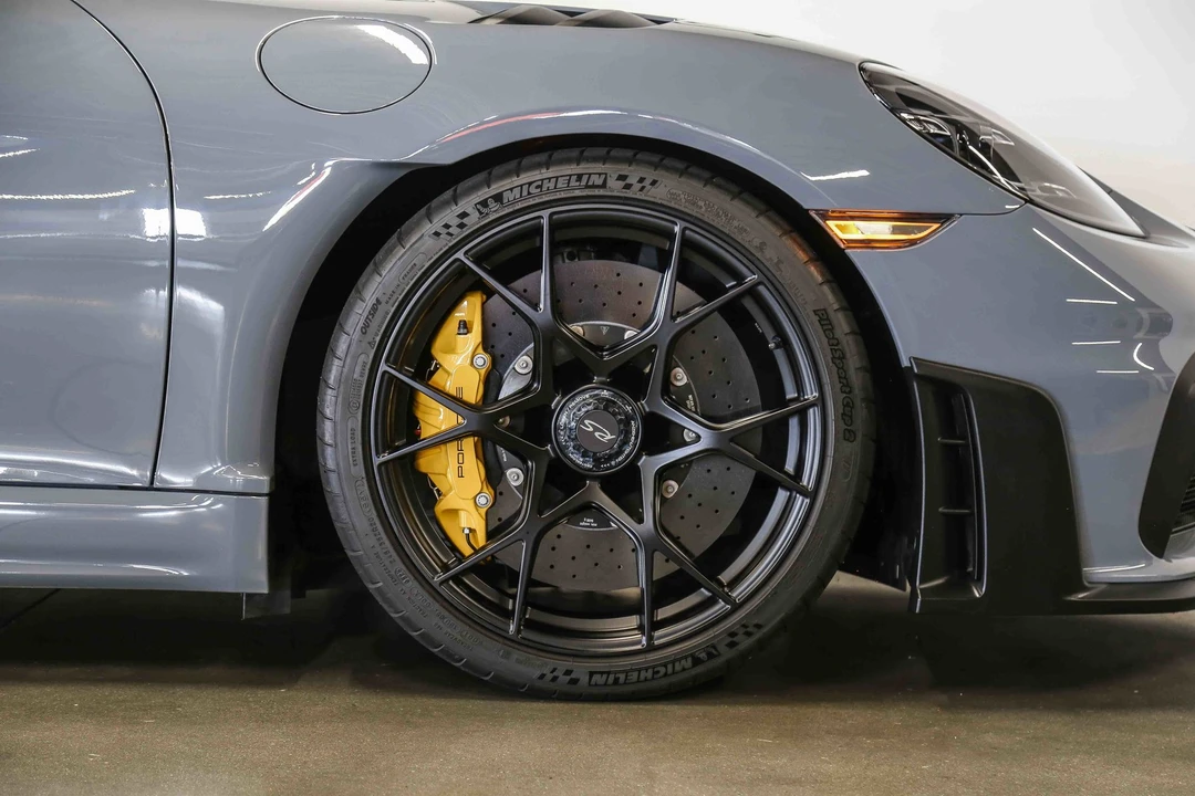 2025 Porsche - Image 21 of 31