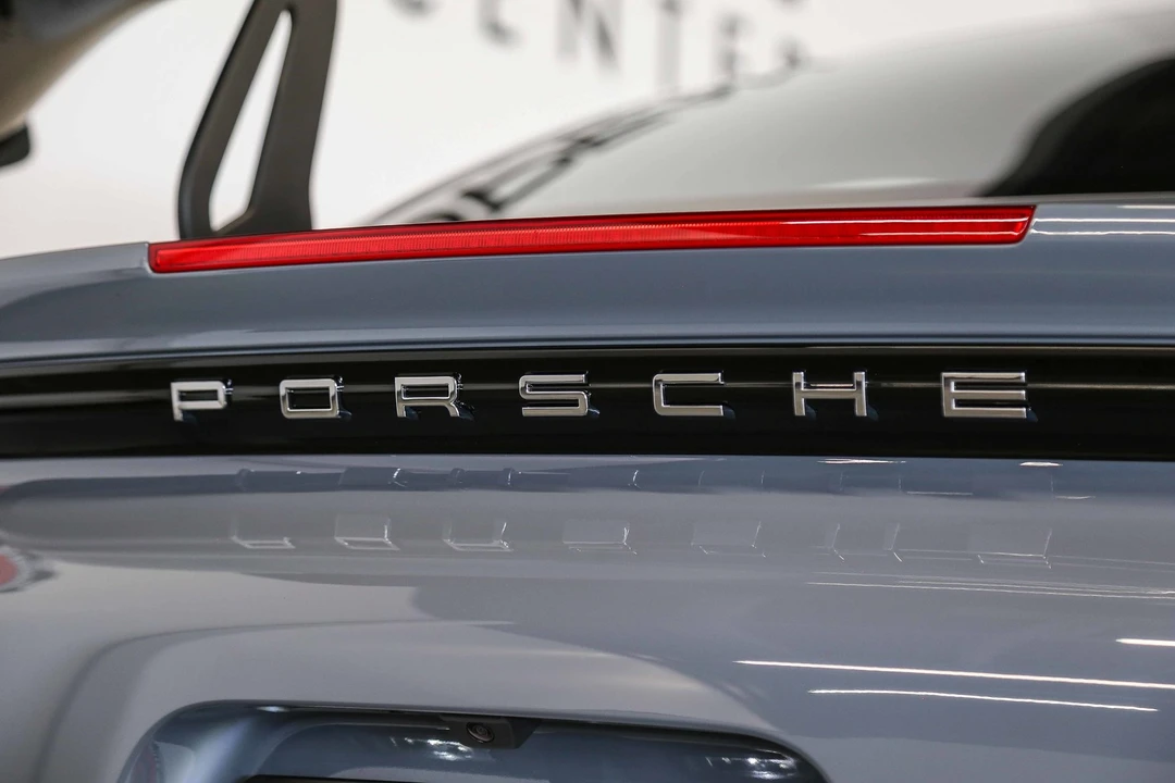 2025 Porsche - Image 27 of 31