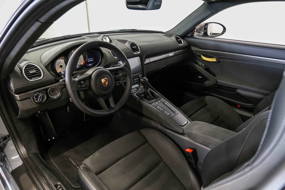 2025 Porsche - Image 2 of 31