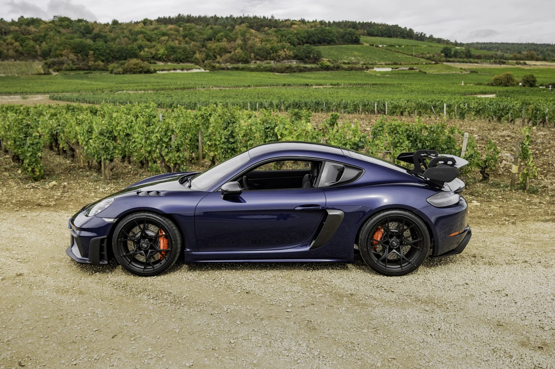 2025 Porsche 718 Cayman GT4 RS - Image 17 of 31