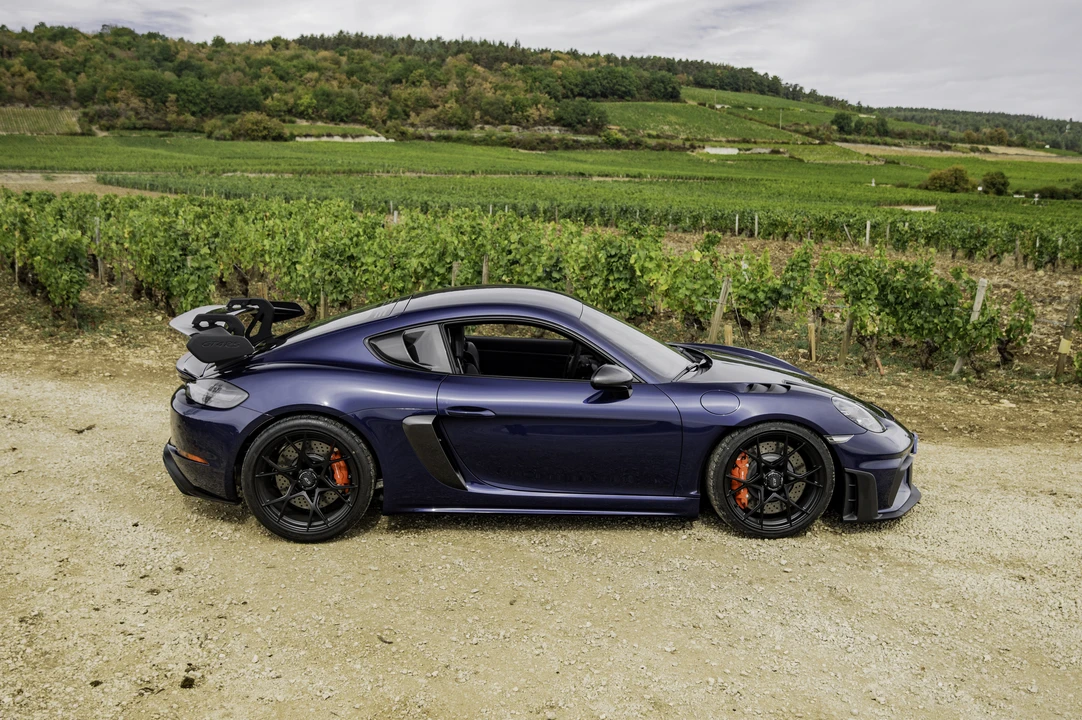 2025 Porsche 718 Cayman GT4 RS - Image 19 of 31