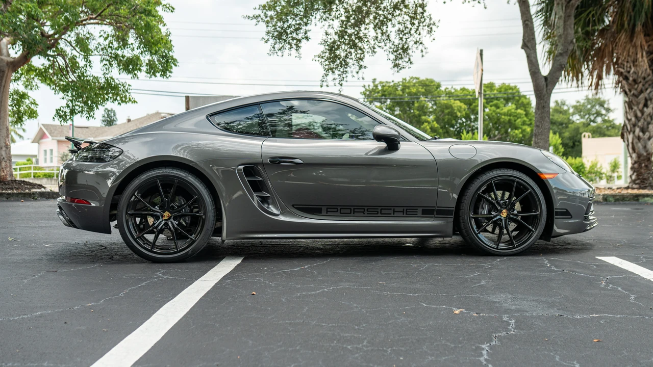 2025 Porsche 718 Cayman - Image 4 of 31