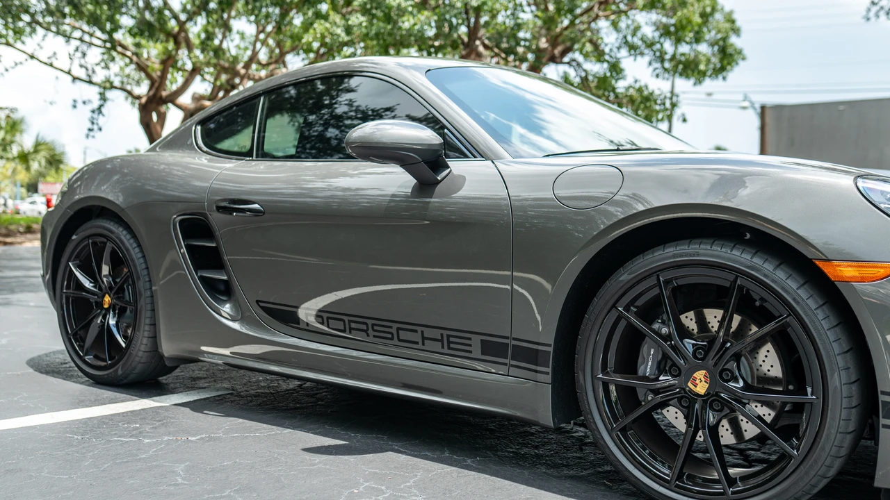 2025 Porsche 718 Cayman - Image 18 of 31