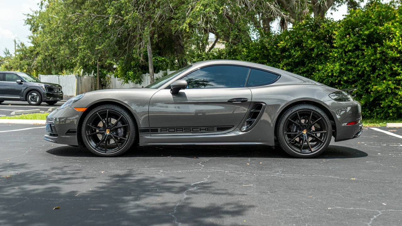 2025 Porsche 718 Cayman - Image 8 of 31