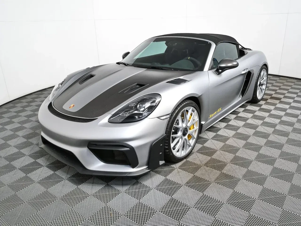 2025 Porsche - Image 8 of 31
