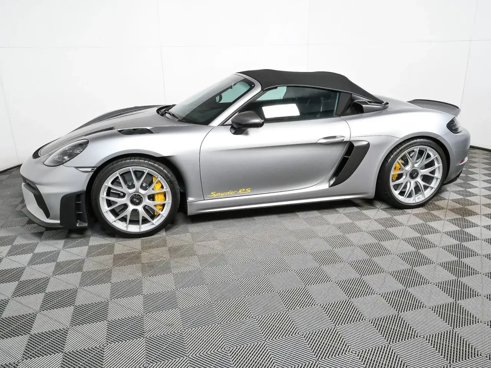 2025 Porsche - Image 16 of 31