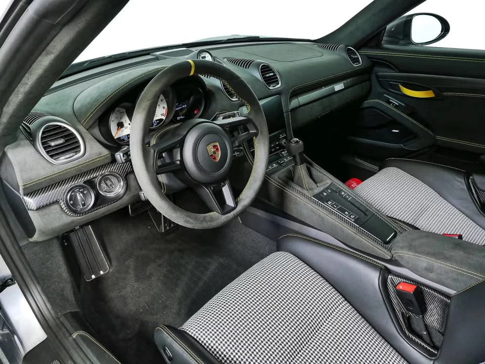 2025 Porsche - Image 28 of 31