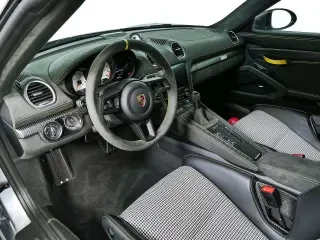 2025 Porsche - Image 29 of 31