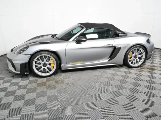2025 Porsche - Image 14 of 31