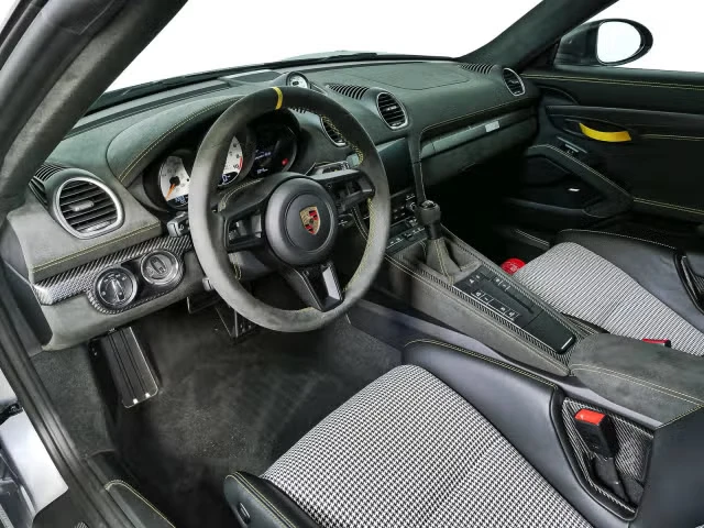 2025 Porsche - Image 26 of 31