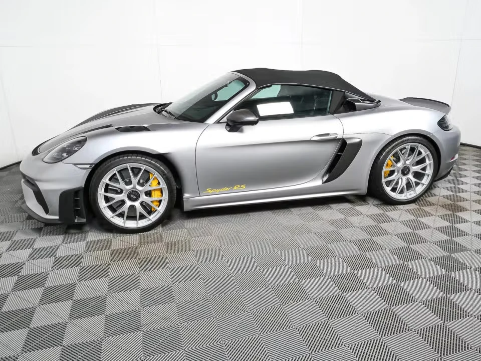 2025 Porsche - Image 11 of 31