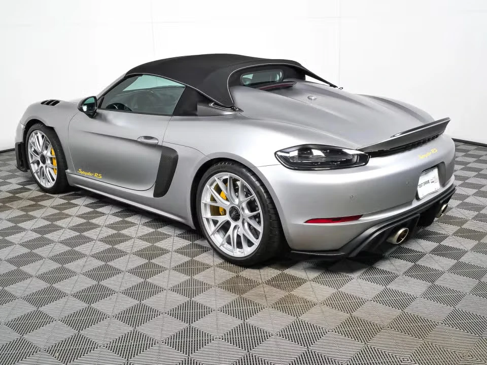 2025 Porsche - Image 19 of 31