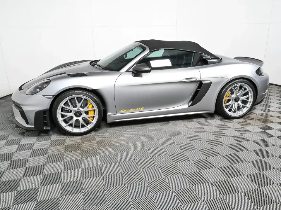 2025 Porsche - Image 15 of 31